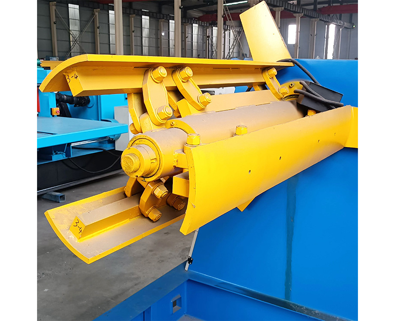 Automatic coiling and unwinding machine with hydraulic unwinding car Automatic coiling and unwinding machine with hydraulic unwinding car