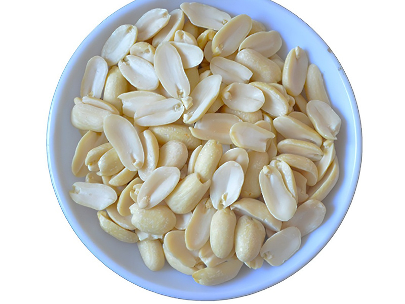Blanched peanut split