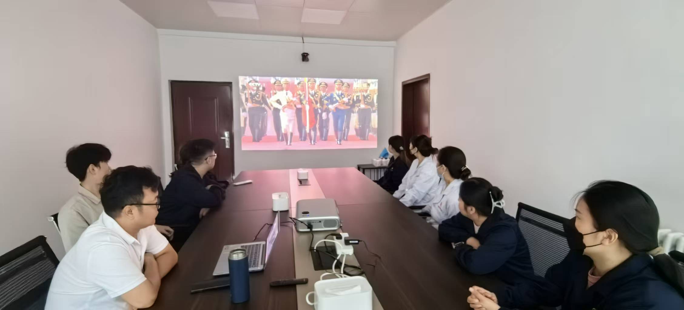 The company organized employees to watch the "9.3" military parade, jointly witnessing the glory of history.