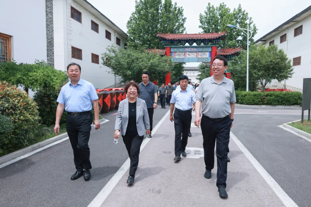 聊城市十八屆人大代表履職學(xué)習(xí)班學(xué)員到景陽(yáng)岡酒業(yè)集團(tuán)現(xiàn)場(chǎng)教學(xué)