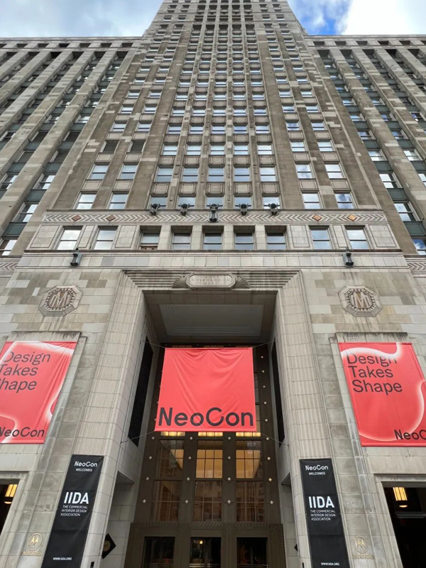 骏跃科技亮相2024芝加哥NeoCon，以科技创新展示智能办公解决方案。