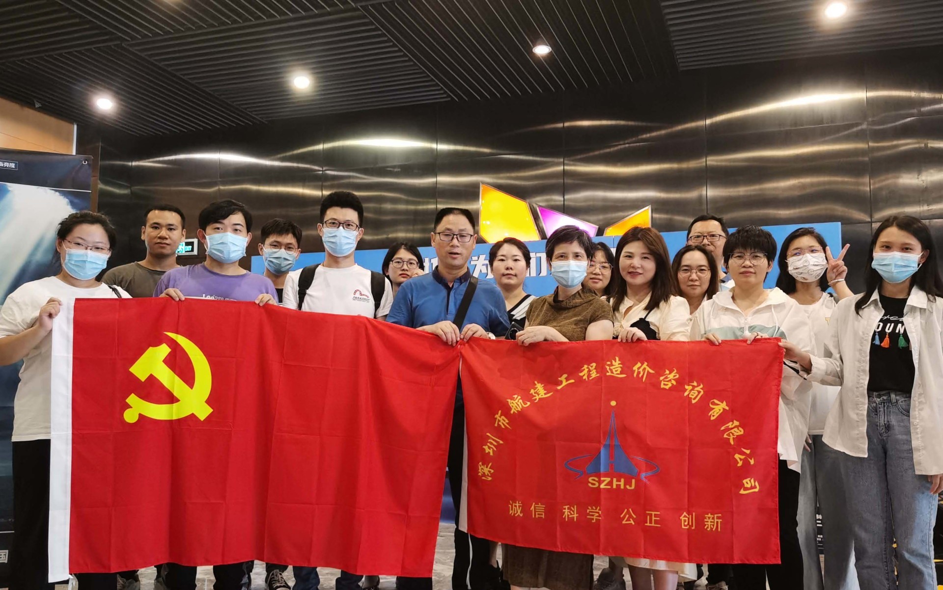 組織員工觀看獻(xiàn)禮建黨100周年電影《1921》