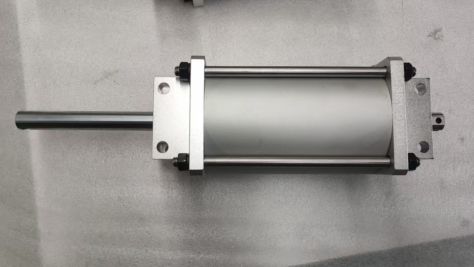 Tie rod hydraulic cylinder