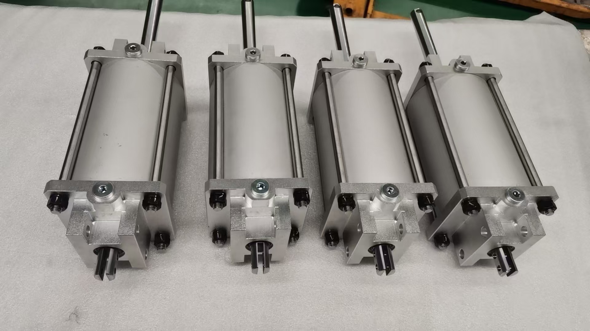 Tie rod hydraulic cylinder