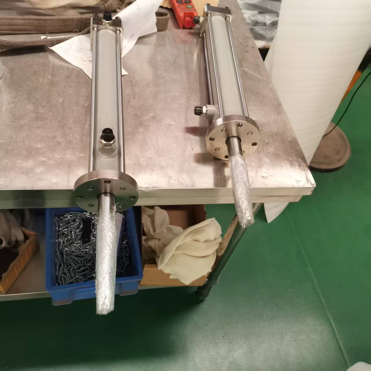 Tie rod hydraulic cylinder