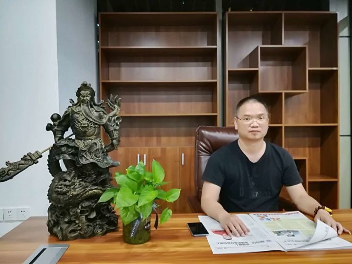 Kang Yongming: Starting from two obsolete old machines to "hit the world"