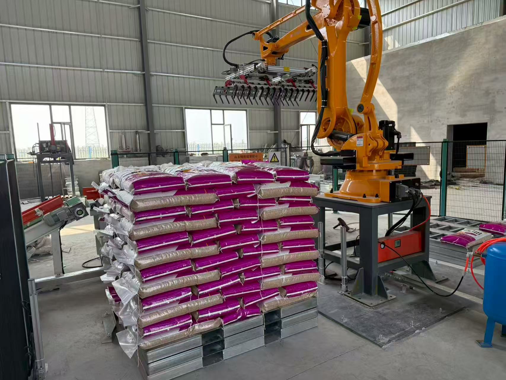 Palletizing Robots Improve Efficiency in Feed and Pet Food Projects