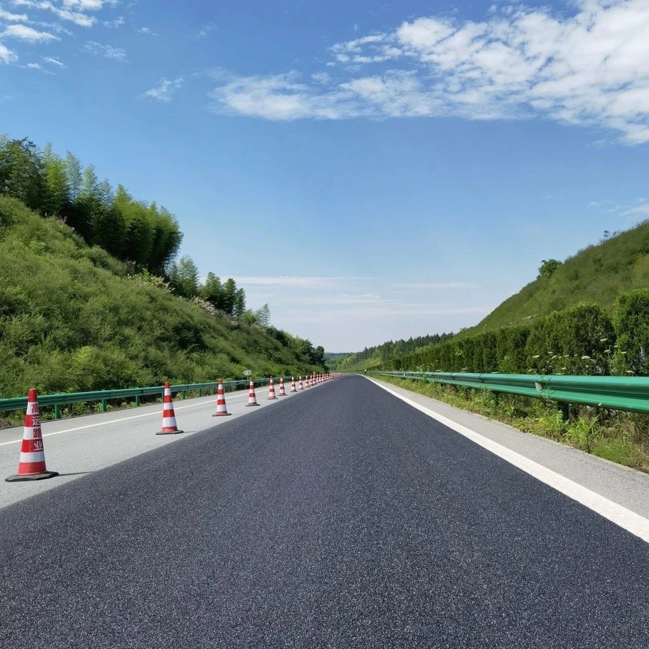 新普京集团电子游戏网址含砂雾封层抗滑耐磨重塑路面安全与耐久