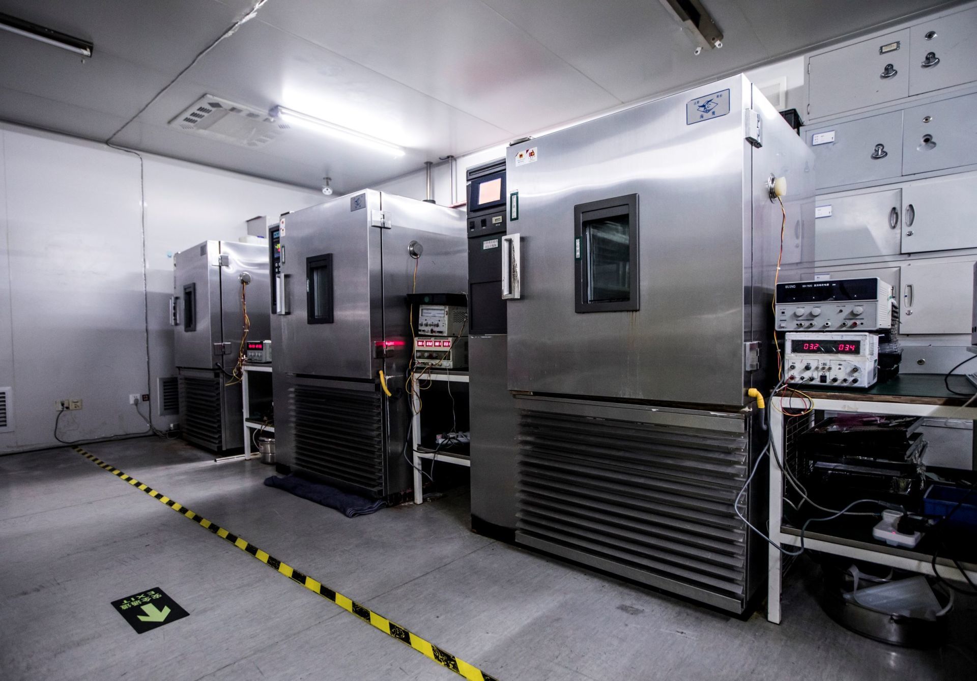 High and low temperature combination test chamber