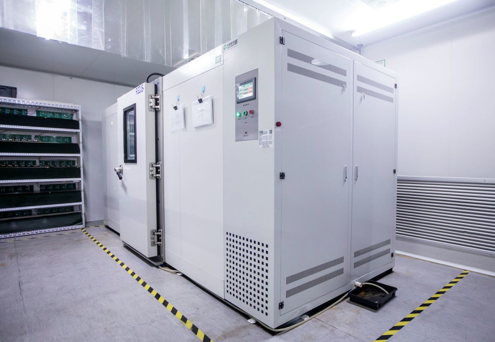Walk-in high temperature (alternating humidity and heat) test chamber