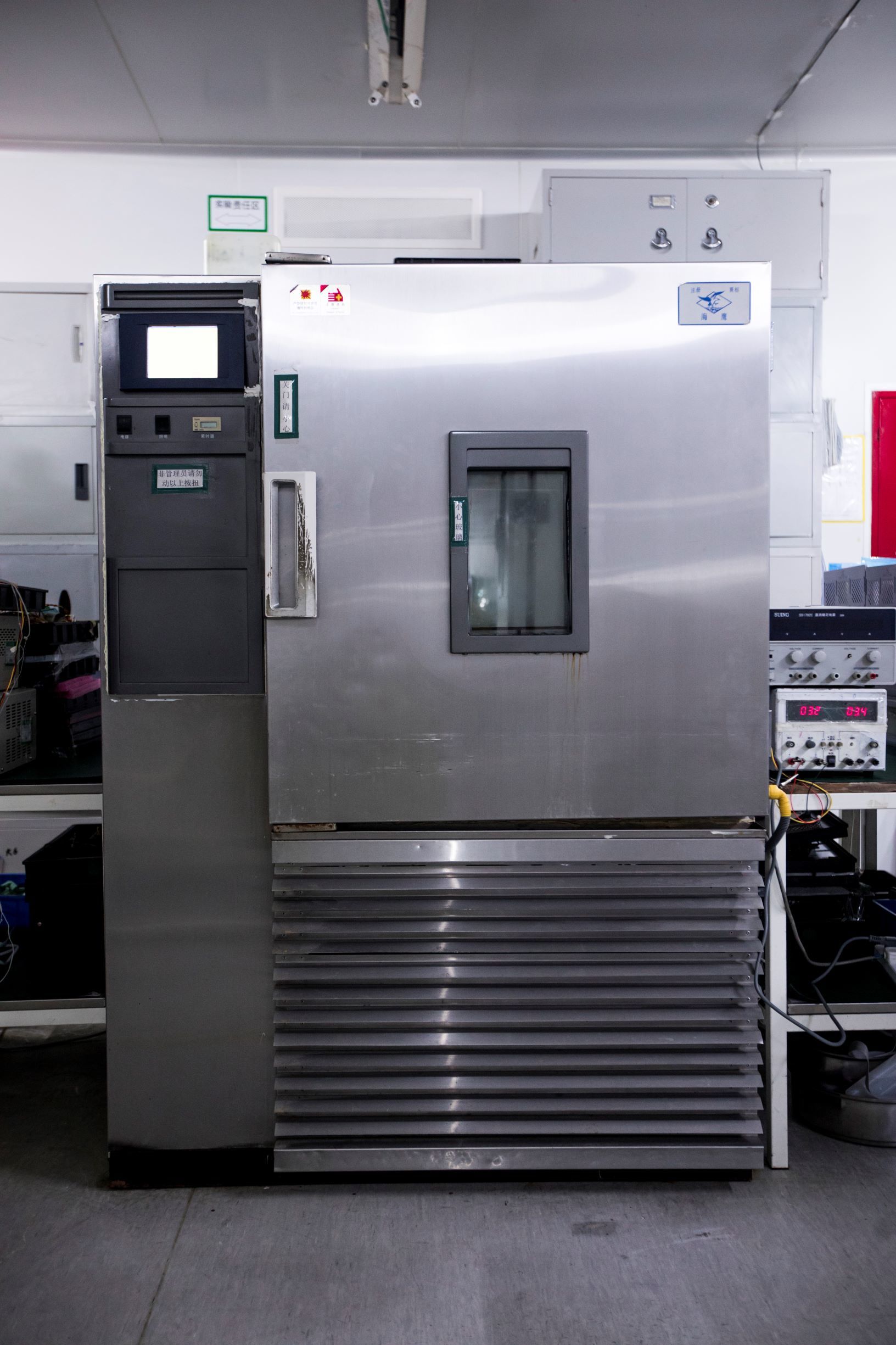 High and low temperature alternating damp and heat test chamber