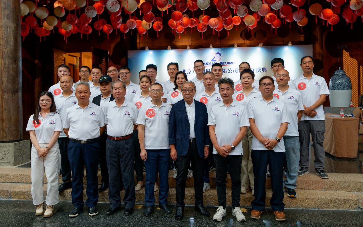 许多人站在一起合影

AI 生成的内容可能不正确。