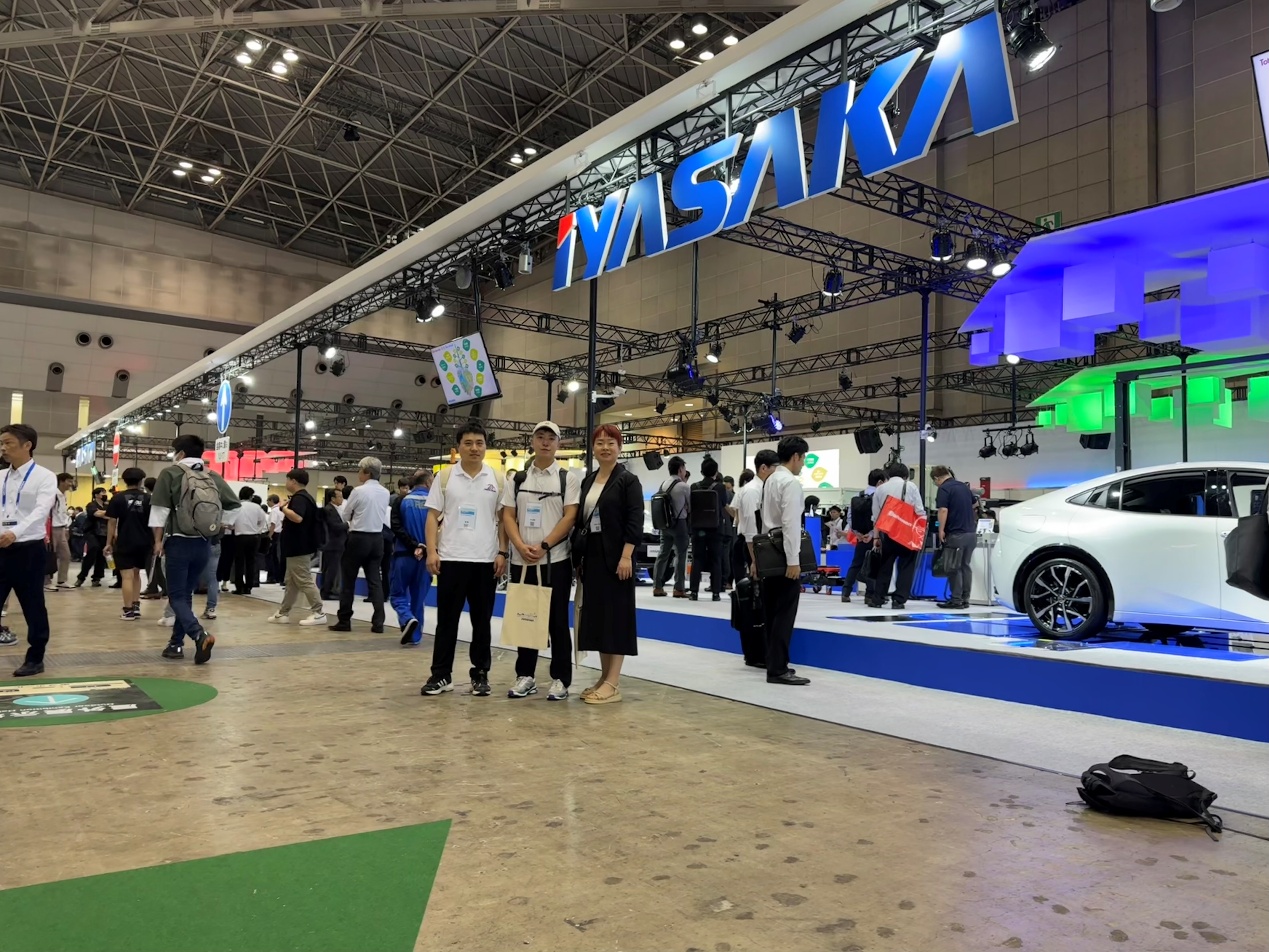 人们站在火车旁

AI 生成的内容可能不正确。