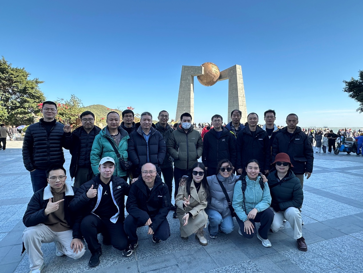 一群人站在一起合影

AI 生成的内容可能不正确。
