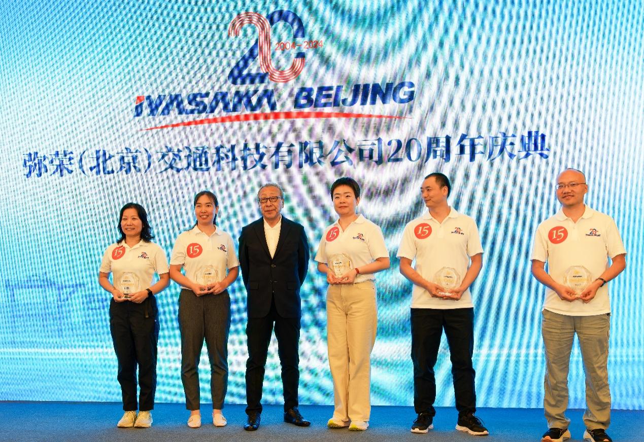 一群人站在一起

AI 生成的内容可能不正确。