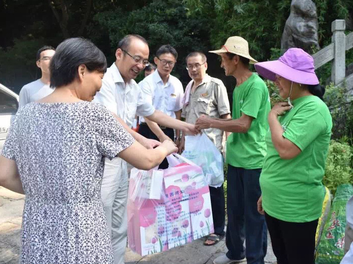 武漢市園林和林業(yè)局局長(zhǎng)周耕高溫慰問(wèn)公司花卉園藝部員工