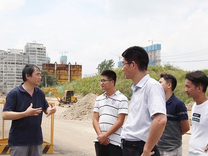 武漢園林綠化發(fā)展有限公司總經(jīng)理孟勇在江北快速路建設(shè)現(xiàn)場(chǎng)，慰問(wèn)高溫抗旱堅(jiān)守一線的公司員工