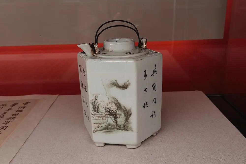 淺降彩山水詩文溫酒壺 清代（公元1644—1911年）
