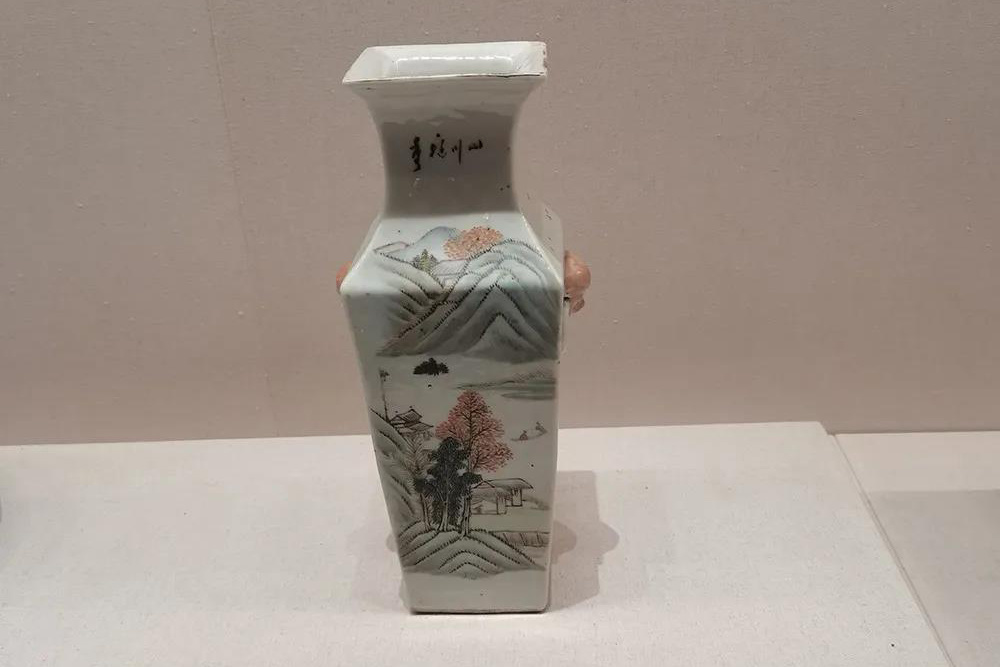 淺降彩山水人物詩文四方瓶  光緒丙午年（1906）