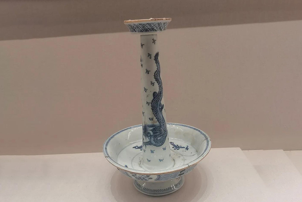 青花龍紋高足燈盞