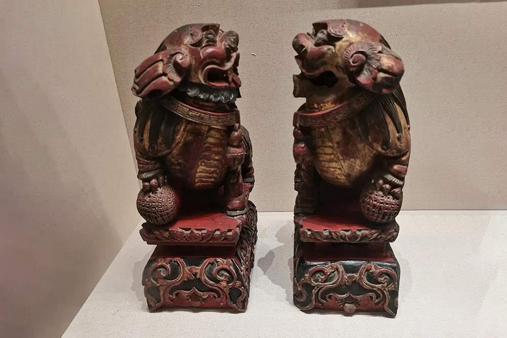 木雕油漆獅形燭插