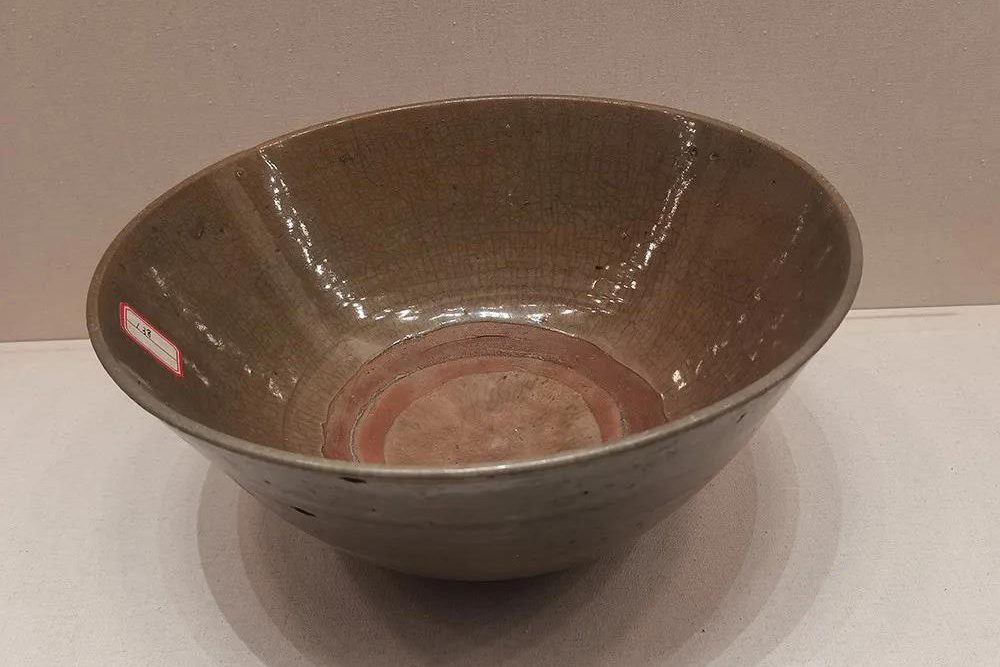 青釉開(kāi)片紋大碗 清代（公元1644—1911年）