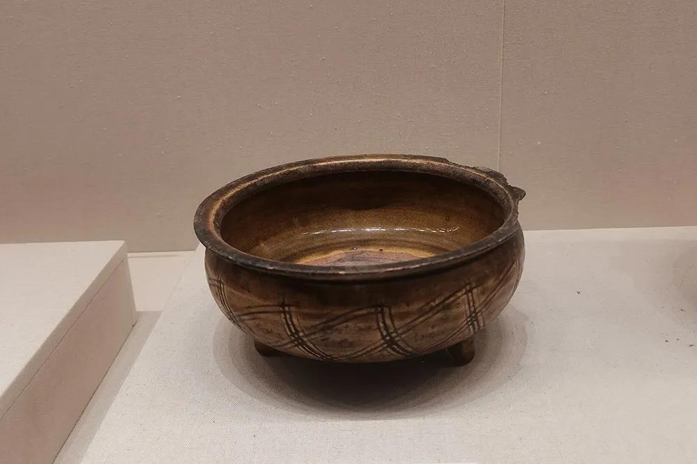 青黃釉斜格紋瓷香爐（口殘）