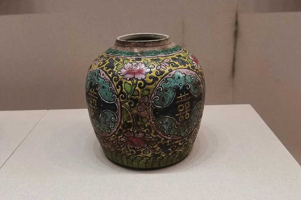 粉彩開光雙喜罐 清代（公元1644—1911年）