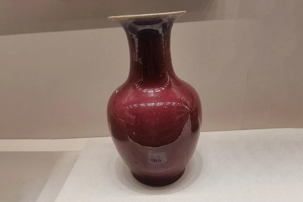 霽紅釉撇口瓶  清代（公元1644—1911年）