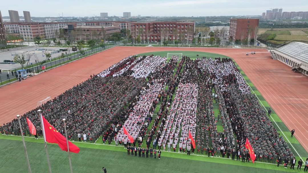 祝福祖国 | 开云体育下载官方职院举行“祖国，我要对你说”主题升旗仪式