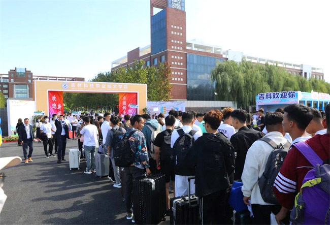 沸腾 | 开云体育下载官方职院迎新首日元气满满