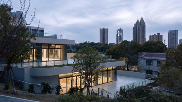 一座看似開放卻又隱藏在原有坡地中的圖書館-?夏至-changsha-nanya-middle-school-960x539