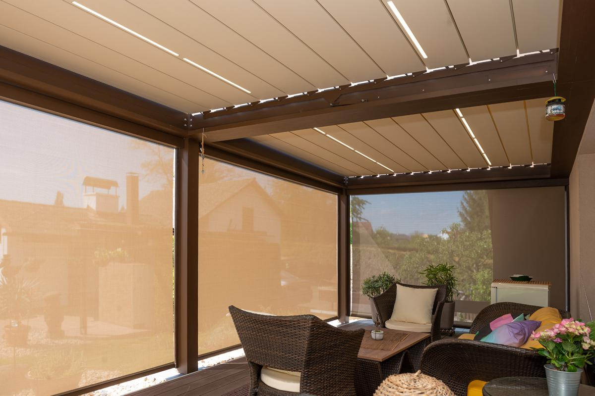 Outdoor windproof zipper roller blind