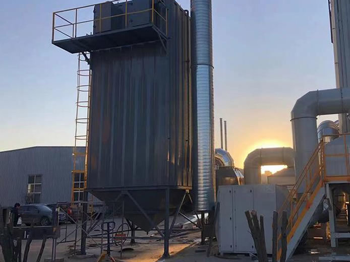 How does the electrostatic tar precipitator achieve dust removal effect