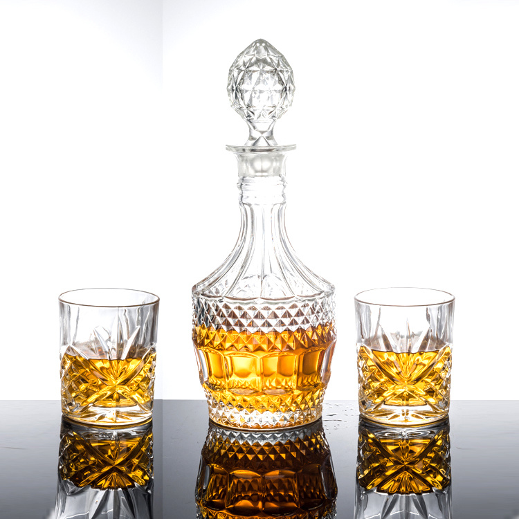 B0226-750 Square shaped 750ml 26oz whisky decanter