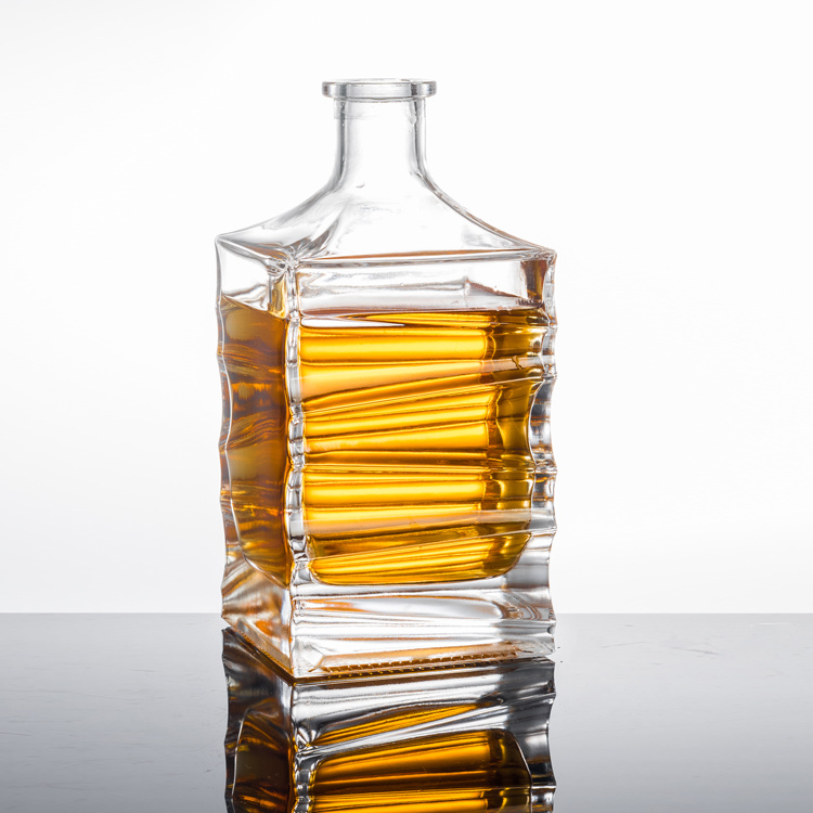 D0053-700 Square shaped 700ml whisky decanter
