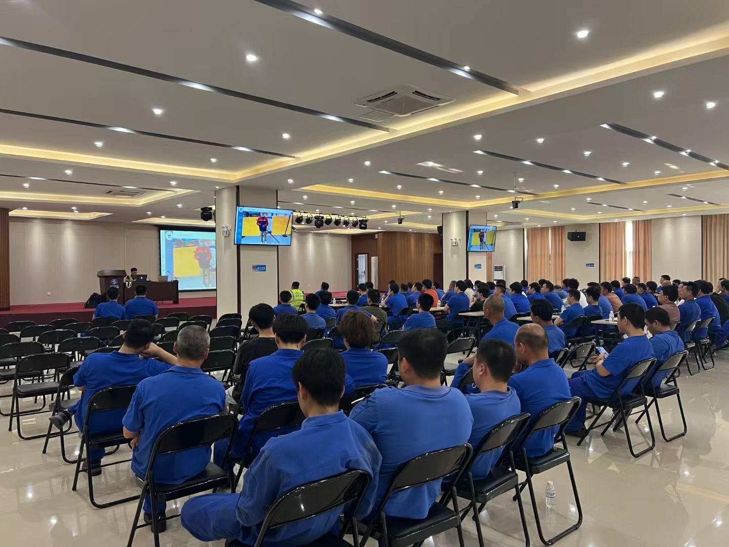 A large-scale technical exchange meeting on "Optimization of scraper blade applications and carbon fiber solutions", the Jinbeike Technology team visited Fujian Liansheng