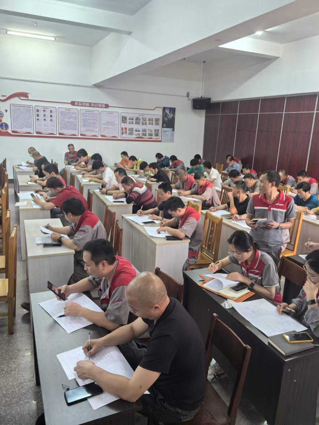 A large exchange meeting on Jinbeikang cylinder cleaning and scraper systems and carbon fiber solutions was held at Huinan Shanying.
