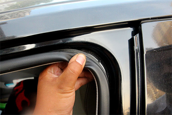 Cold resistant and UV resistant building sealing strips for high-altitude areas and their preparation methods