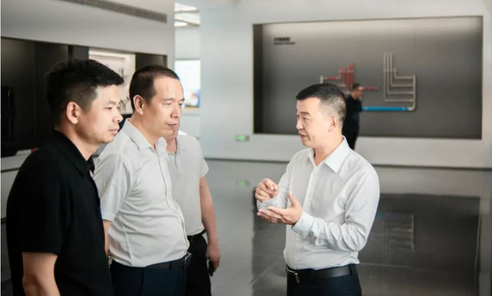 温州湾新区管委会一行莅临bat365官网登录入口科技，共探合作新可能