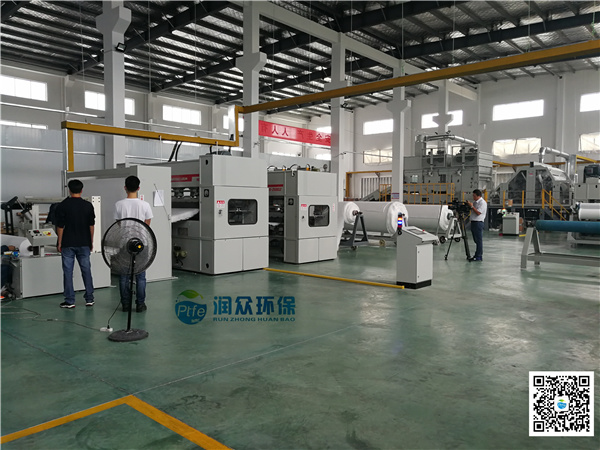 純PTFE 覆膜濾袋江蘇潤眾環保材料有限公司自行生產的純PTFE基布與純PTFE短纖維組成，采用獨特針刺技術和熱定型工藝，輔以PTFE覆膜后處理，是目前抗腐蝕出色的濾料。 　　熱定型工藝采用我公司專門為生產純PTFE針刺氈而定制的熱定型機，進行穿透式高溫熱定型，低收縮率保證制成的濾料在高溫工況中正常的使用。  100%PTFE濾袋   適合高溫環境  連續耐溫260℃,瞬間300℃  適合復雜的煙氣工程  耐酸耐堿（PH值1-14）、不氧化、不水解  適合環保要求嚴格的工程  排放濃度  ～10mg/Nm3  使用壽命長  連續4年