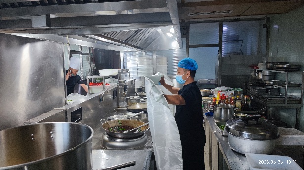 人在厨房里烹饪食物
AI 生成的内容可能不正确。