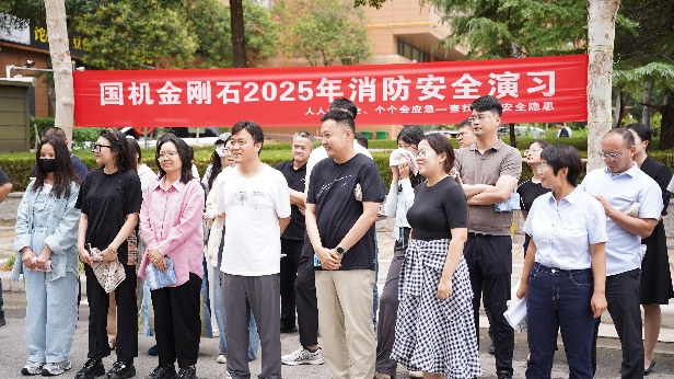 一群人站在一起
AI 生成的内容可能不正确。