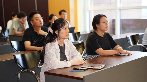 几个人在桌子前
AI 生成的内容可能不正确。