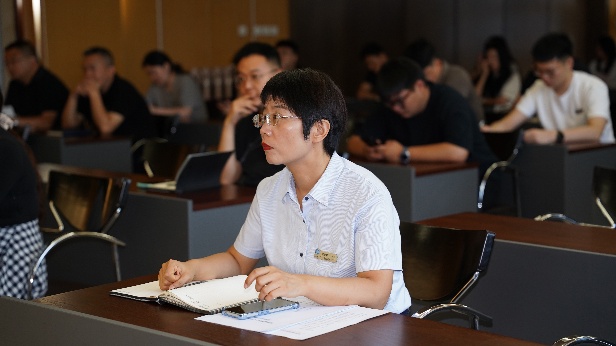 人们在看台上的人在桌子前
AI 生成的内容可能不正确。