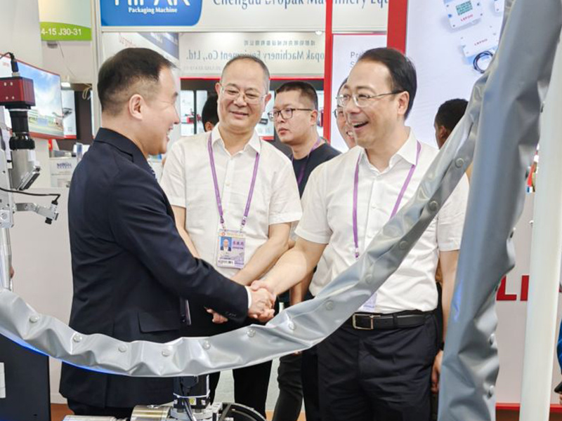 Shangyu District Party Secretary Lu Xiaguang and his delegation visited the booth of the Innovation Laser Canton Fair