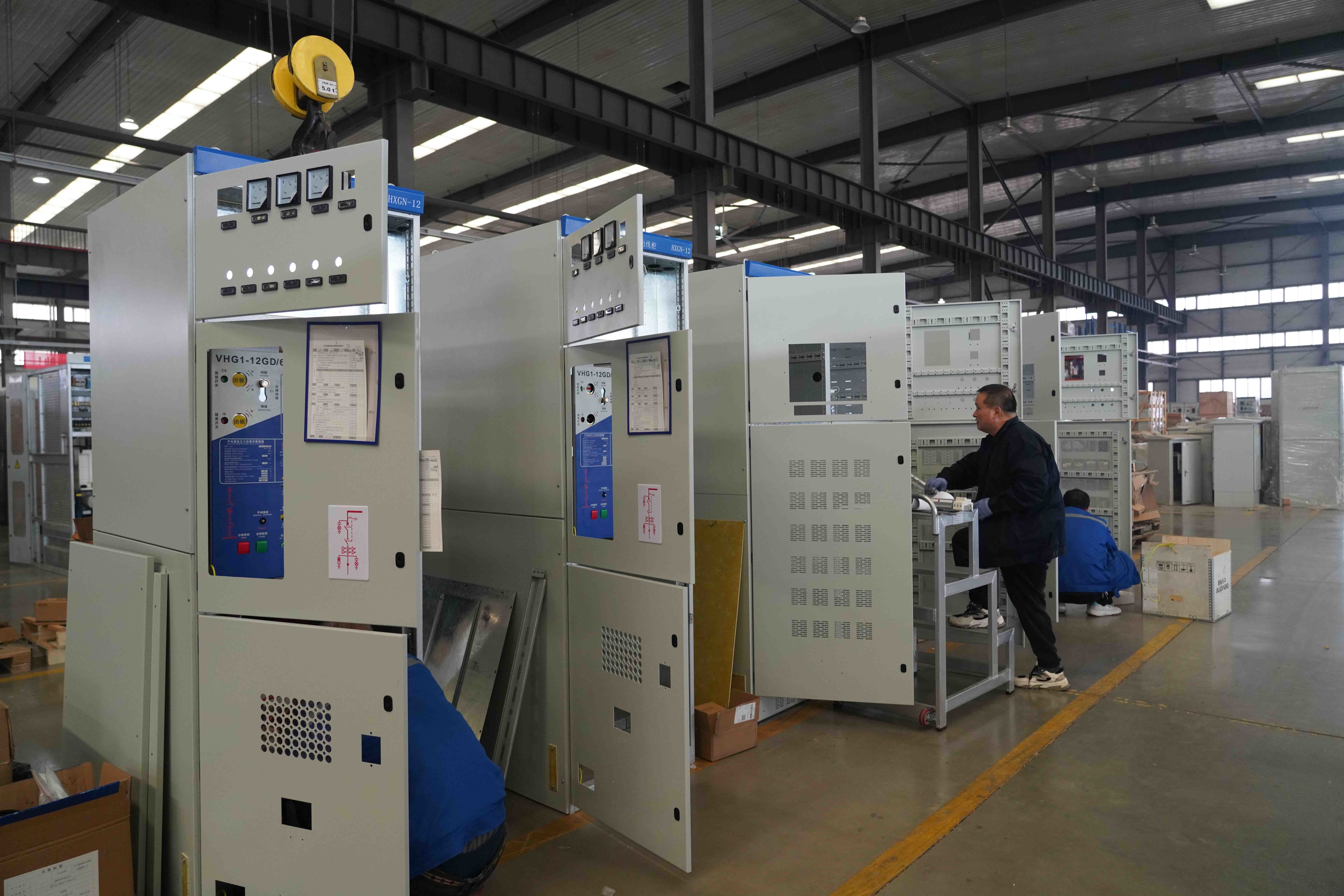 High-voltage cabinet assembly