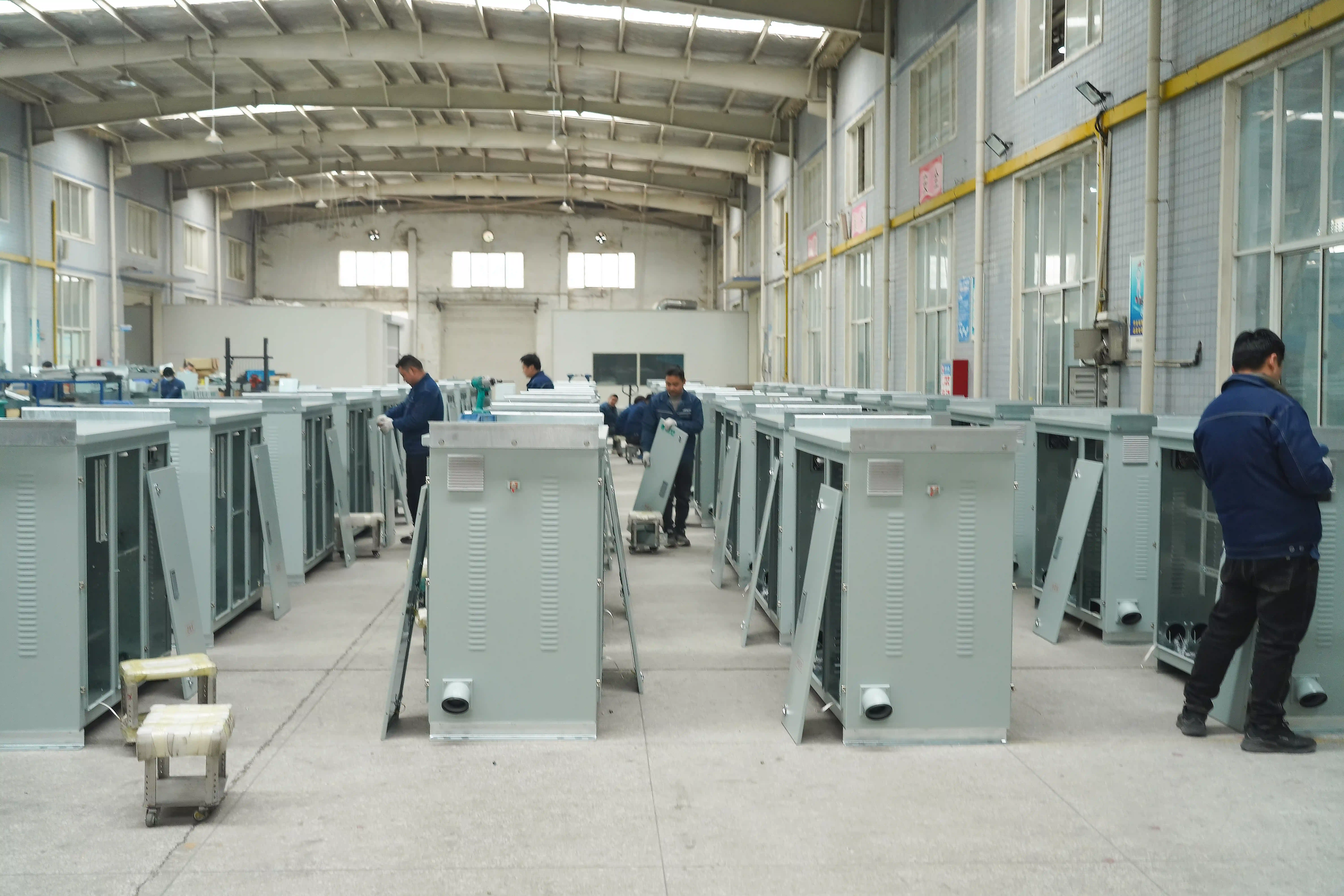 Distribution box enclosure assembly