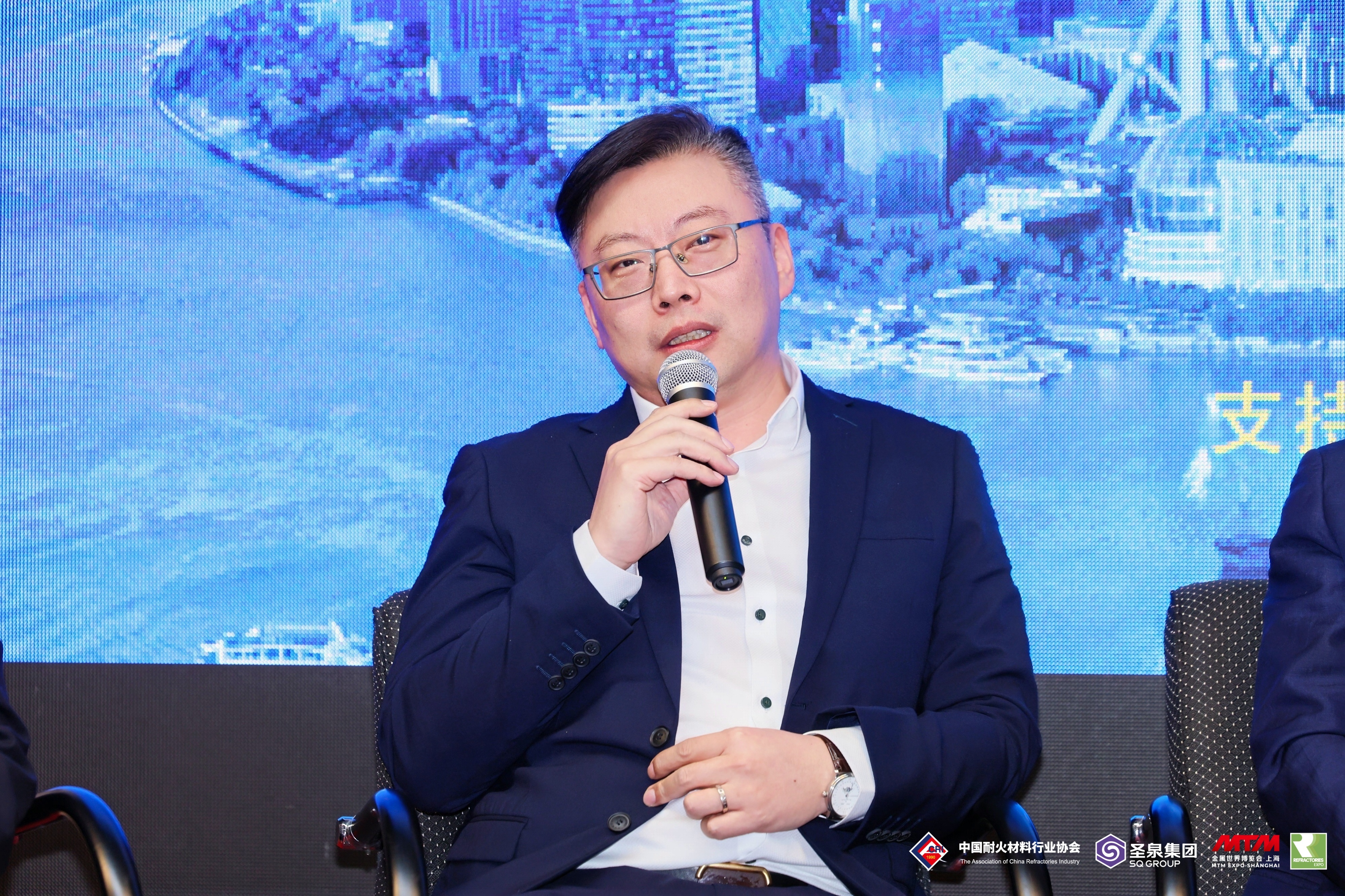 Chairman Zhao Wei was invited to attend the China Refractory Materials Association Conference and attend the Industry High Quality Development Forum.