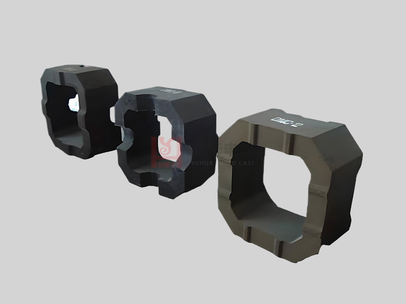 Fused cast recombined magnesia-chrome brick